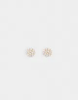 Par de aros pasantes dorados con aplique de perlas blancas.
