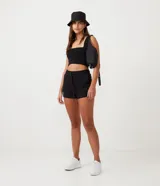 Blusa cropped básica negra de viscolycra con escote recto y tirantes anchos.