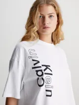 Vestido tipo remera blanco de algodón con logo Calvin Klein bordado en el frente y en las mangas. Tiene corte boyfriend, cuello redondo y mangas cortas.