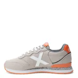 Championes Munich Dash de estilo retro running, color beige con detalles en gris y naranja. Presentan el logo de la marca en forma de cruz en el lateral y cordones blancos.