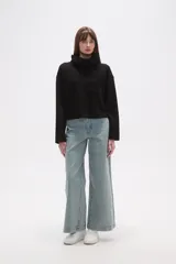 Buzo negro de manga larga con cuello alto tipo chimenea y un bolsillo cuadrado en el pecho.