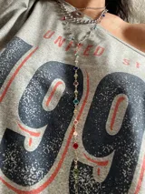 Set de tres collares plateados de diferentes largos. El más corto es tipo choker, el segundo tiene un dije de flor y el más largo es tipo corbatín con piedras de colores.