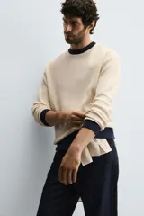 Sudadera de hombre color crudo con estructura waffle, corte relaxed fit, cuello redondo, manga larga y ribete en cuello, puños y bajo en color azul marino.