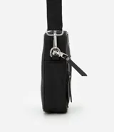 Cartera porta celular negra con correa desmontable y bolsillo delantero con cierre.