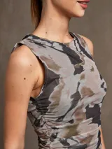 Musculosa verde esmeralda con cuello redondo y frunces laterales.