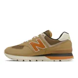 Championes urbanos New Balance modelo 574, color marrón con detalles en beige y naranja, confeccionados en gamuza y malla, con logo "N" característico en los laterales y entresuela ENCAP.