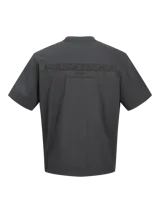 Camiseta gris oscuro de manga corta y cuello redondo con calce holgado y estampa pequeña en el pecho. Confeccionada en jersey simple peinado.