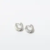 Par de aros tipo argolla de acero plateado con incrustaciones de nácar blanco.