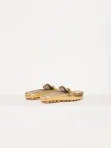 Mocasín de cuero vacuno con estampado animal print, detalle metálico en forma de corazón y suela de goma.