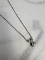 Collar de cadena fina plateada con dije de la letra "F" incrustada con strass.