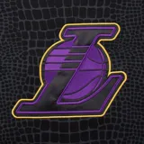 Canguro negro con textura de piel de serpiente, logo de los Chicago Bulls bordado en el pecho y letras "Bulls" estampadas en la manga.