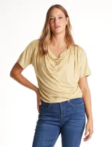 Remera color amarillo claro de modal, marca Philosophy, con cuello volcado y manga corta.