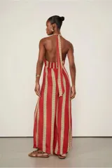 Mono largo de viscosa con estampado a rayas rojas y amarillas, corte holgado, escote halter en V ajustable con lazos y espalda descubierta.