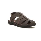 Sandalia marrón de hombre con tiras anchas y ajuste con velcro.