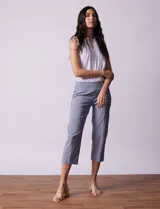Pantalón capri a rayas azules y blancas, marca Zac & Rachel, con pretina ancha elastizada.