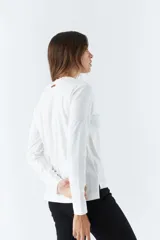 Remera negra de manga larga con escote en V.