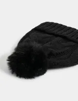 Gorro de lana tejido trenzado color negro, con pompón de piel sintética en la parte superior.