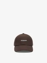 Gorra marrón de algodón con visera corta y logo bordado en blanco.