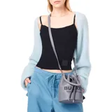 Bolso bombonera de cuero gris con el logo de Marc Jacobs estampado en negro. Tiene asa de mano de cuerda plateada y correa de hombro ajustable.