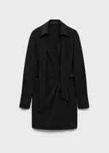 Minivestido negro con cuello camisero, escote en V cruzado con lazo lateral, mangas largas con puños abotonados y falda recta.