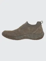 Zapato slip on de gamuza color marrón, con cuello elástico y suela de goma con tecnología Spinal.