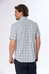 Camisa de manga corta con cuello abotonado y estampado a cuadros en tonos verde y blanco. Hecha en Uruguay.