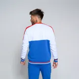Buzo de cuello redondo Umbro del Club Nacional de Football, modelo Plaqueta CNdeF Oficial para hombre. Diseño con bloques de color azul marino, rojo y blanco. Incluye logo de Umbro y escudo del club en el pecho.