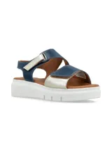 Sandalia con suela anatómica, tiras de cuero metalizado azul y plateado ajustables con velcro, forro y plantilla de cuero y suela de PU.