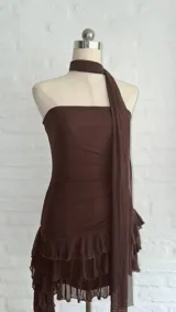Vestido corto marrón con escote halter y falda con volados.