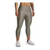 Calza capri Under Armour HeatGear color gris, de tiro alto y calce ajustado. Cuenta con bolsillo lateral y logo estampado en la pierna.
