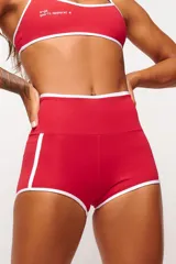 Short deportivo negro de cintura alta con ribete blanco y bolsillos laterales. Ideal para actividades al aire libre, cuenta con protección UV50+.