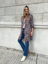 Camisa larga con estampado paisley en tonos azul, rojo y blanco.