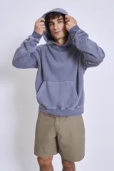 Buzo canguro con capucha color lila, de friza gastada.