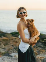 Top strapless blanco con frunces y calce ajustado.