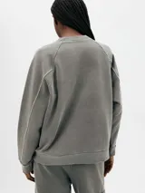 Buzo gris de algodón con cuello redondo y mangas largas.