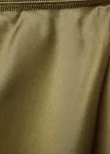Falda midi negra de tejido satinado con goma elástica en la cintura.
