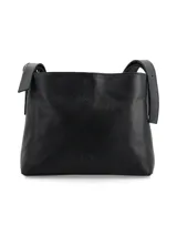 Cartera negra de cuero con correa regulable, abertura central con herraje metálico y división interna con cierre.