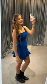 Vestido corto azul eléctrico con breteles finos y falda con volados.