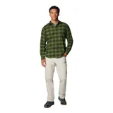 Camisa de franela a cuadros verde y negra, de manga larga, con bolsillo en el pecho y tejido elástico.