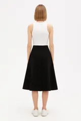 Falda midi acampanada negra de jean.