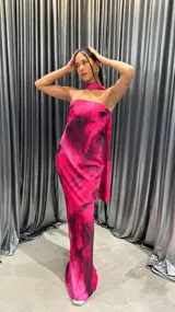 Vestido largo strapless con estampado abstracto en tonos fucsia y negro.