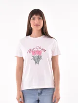 Remera blanca de algodón con estampado de cerezas rojas y texto "Mon Cheri".