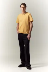 Remera amarilla de algodón liviano, corte estándar, con cuello redondo ribeteado y bajo recto.