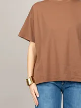Remera blanca amplia de manga corta con cuello redondo.