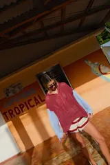 Buzo oversize con capucha, acanalado y con flecos en las mangas.