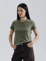 Camiseta de manga corta color terracota, con cuello redondo y corte ajustado.