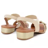 Sandalias negras de cuero con taco bajo y hebilla decorativa.