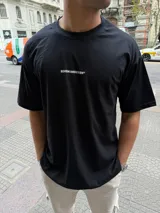 Remera negra de algodón con estampado en la espalda de una palmera azul dentro de un rombo y una brújula en la parte superior.