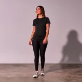 Remera deportiva negra de poliéster con mangas cortas y cuello redondo.