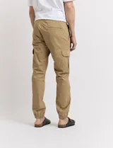 Pantalón cargo verde con bolsillos laterales, corte slim fit y tobillos elastizados.